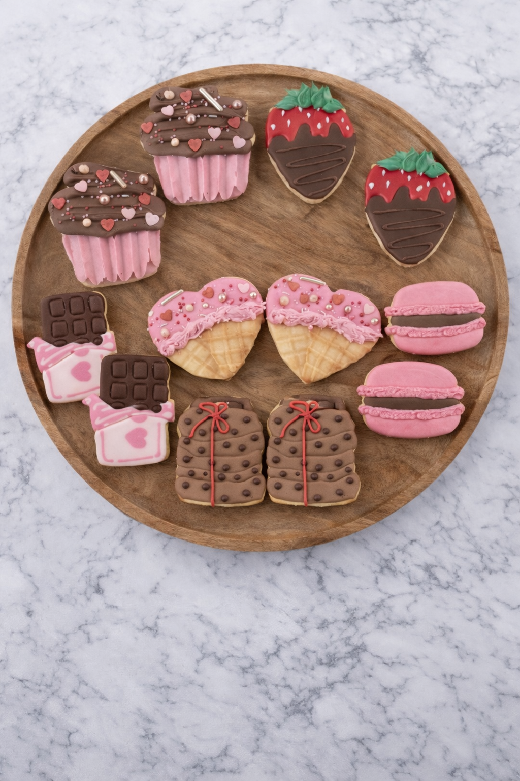 12 biscuits gourmands décorés en glace royale