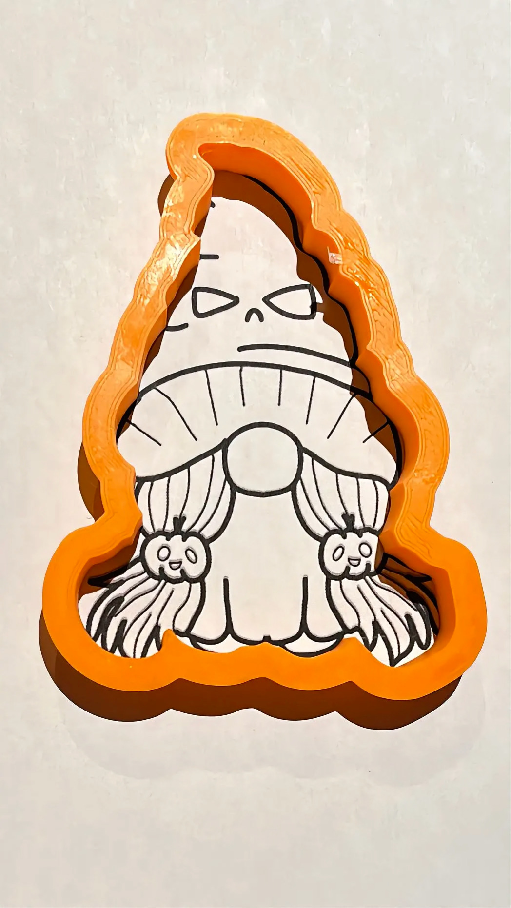 Emporte-pièce gnome aux araignées Halloween, dessin du motif avec ses détails à décorer.