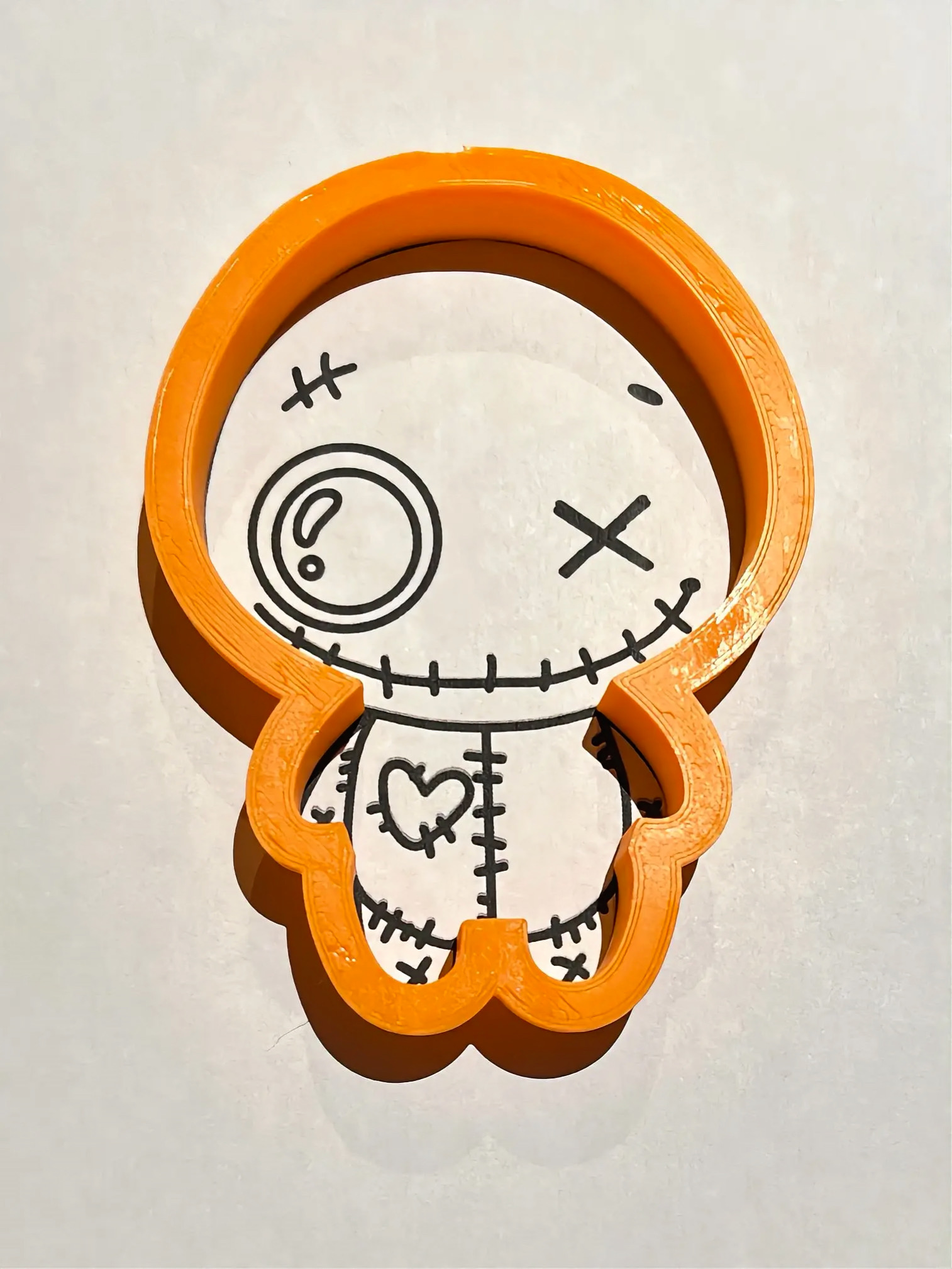 Emporte-pièce poupée rafistolée Halloween et dessin modèle de biscuit aux yeux dépareillés