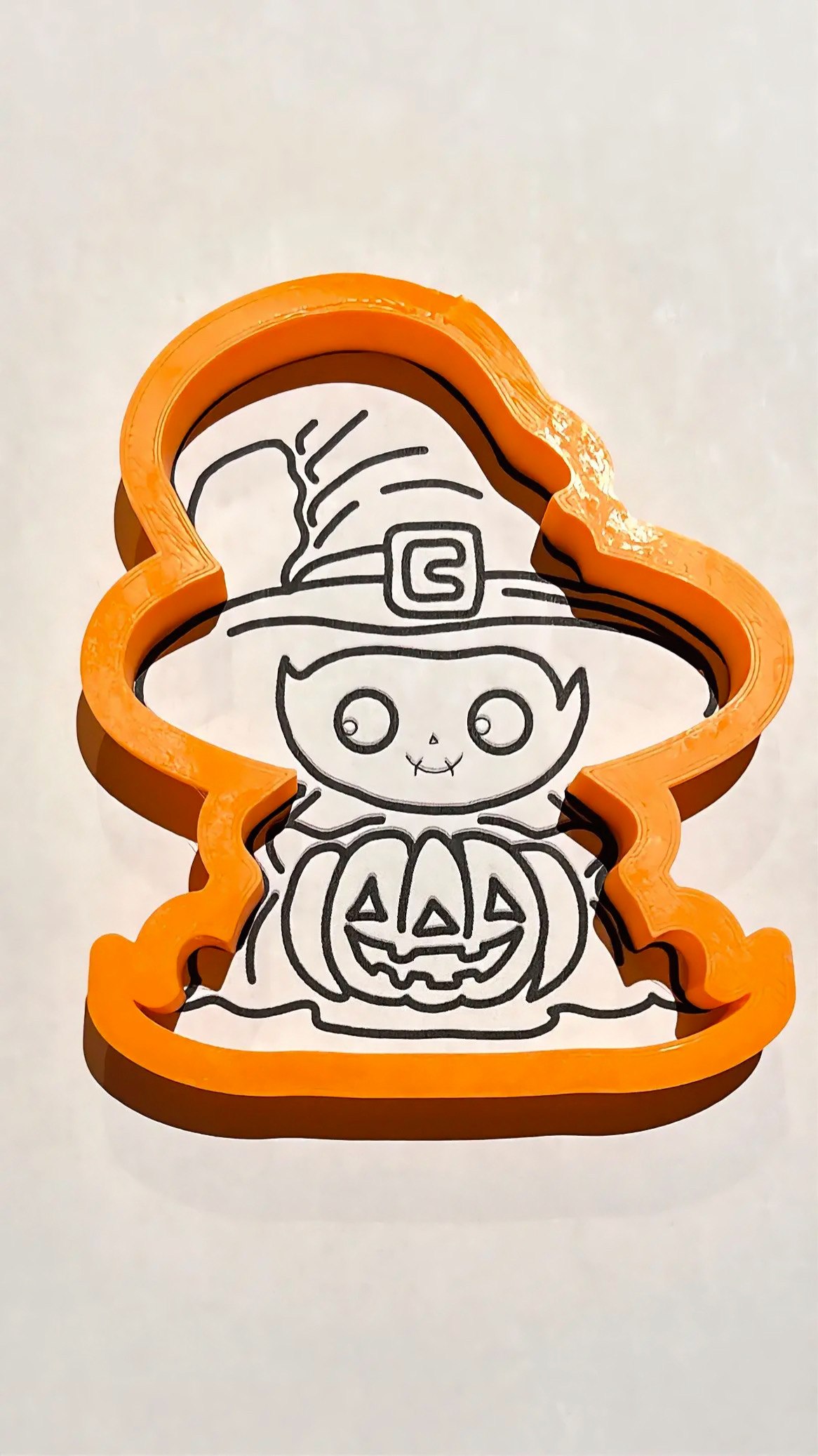 Emporte-pièce sorcière citrouille Halloween, dessin du motif avec ses détails à décorer.